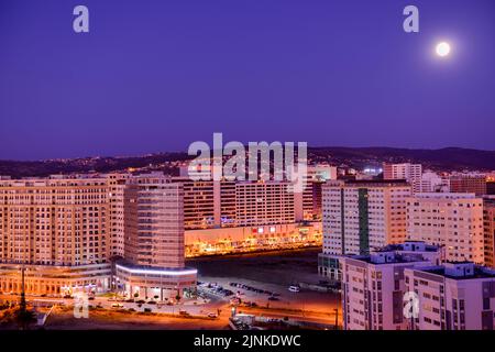 Vue panoramique de la ville de Tanger la nuit, Maroc Banque D'Images