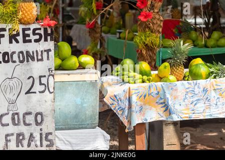 Fruits exotiques vendus sur la route, market stall, colporteur en Polynésie française, Moorea Banque D'Images