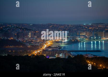 Vue sur Tanger skyline at night, Maroc Banque D'Images