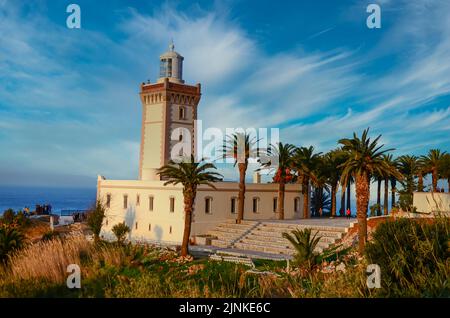 Beau phare de Cap Spartel près de Tanger ville et Gibraltar, le Maroc en Afrique Banque D'Images