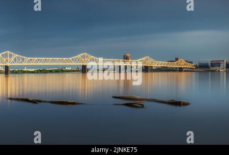 Une belle photo du pont illuminé au-dessus de l'eau à Louisville Banque D'Images