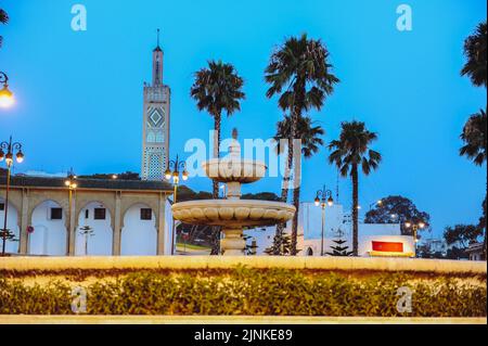 Place animée à Tanger, une ville du Maroc, en Afrique. Banque D'Images