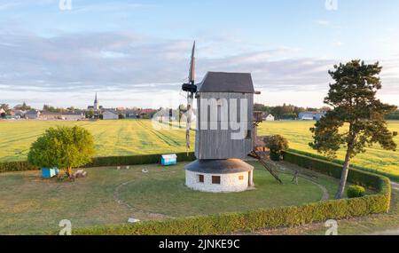 France, Eure et Loir, Beauce, Ymonville, le Moulin de la Garenne, moulin pivotant avec tourelle (vue aérienne) // France, Eure-et-Loir (28), Beauce, Ymonvill Banque D'Images