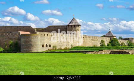Château médiéval de Narva du côté russe de la frontière estonienne. Banque D'Images