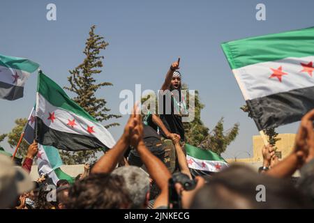 11 août 2022: Les manifestants syriens protestent devant le poste militaire turc dans le village d'Al-Matouma, dans la campagne d'Idlib, en réponse aux déclarations du ministre turc des Affaires étrangères, qui a déclaré que le régime syrien doit être réconcilié avec l'opposition. Les manifestants ont affirmé leur refus de se réconcilier avec le régime syrien. (Credit image: © Moawia Atrash/ZUMA Press Wire) Banque D'Images