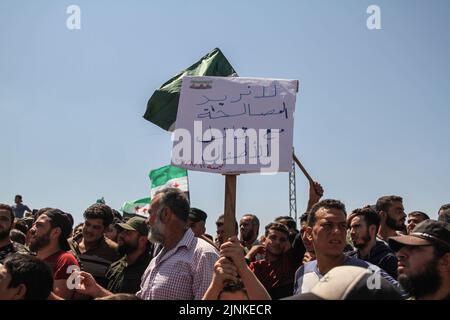 11 août 2022: Les manifestants syriens protestent devant le poste militaire turc dans le village d'Al-Matouma, dans la campagne d'Idlib, en réponse aux déclarations du ministre turc des Affaires étrangères, qui a déclaré que le régime syrien doit être réconcilié avec l'opposition. Les manifestants ont affirmé leur refus de se réconcilier avec le régime syrien. (Credit image: © Moawia Atrash/ZUMA Press Wire) Banque D'Images