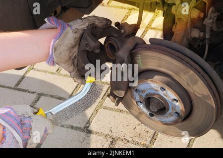 Déposer les roues pour fixer les freins de la voiture. Concept de réparation de voiture. Réparation d'une roue sur une voiture de tourisme. Banque D'Images