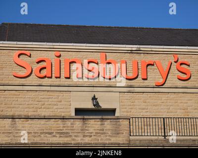 Grand panneau orange sur le mur du bâtiment en pierre Banque D'Images