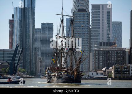 Canary Wharf, Londres, Royaume-Uni. 12th août 2022. Réplique d'un voilier du 18th siècle le Göteborg de Suède quitte Londres, passant par les gratte-ciels de Canary Wharf dans une vague de chaleur après une visite de 4 jours maintenant en route vers Bremerhaven dans le cadre de sa tournée européenne avant de se rendre en Asie. Crédit : Malcolm Park/Alay Live News Banque D'Images