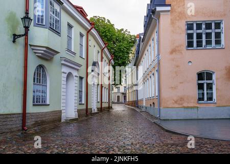 Allée pavée avec des flaques après avoir plu à Tallinn Estonie. Banque D'Images