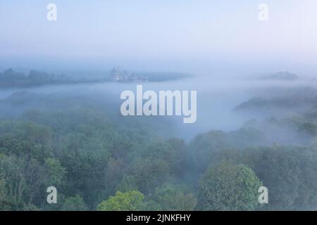 France, Oise, Picardie, Pierrefonds, Château de Pierrefonds dans la brume au lever du soleil (vue aérienne) // France, Oise (60), Picardie, Pierrefonds, le château d Banque D'Images