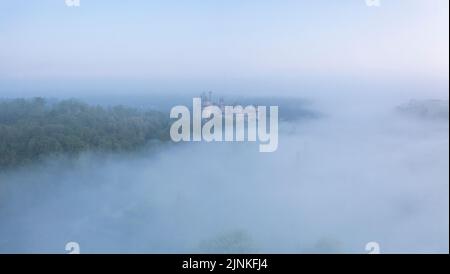 France, Oise, Picardie, Pierrefonds, Château de Pierrefonds dans la brume au lever du soleil (vue aérienne) // France, Oise (60), Picardie, Pierrefonds, le château d Banque D'Images