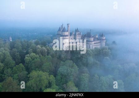 France, Oise, Picardie, Pierrefonds, Château de Pierrefonds dans la brume au lever du soleil (vue aérienne) // France, Oise (60), Picardie, Pierrefonds, le château d Banque D'Images