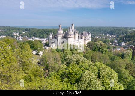 France, Oise, Picardie, Pierrefonds, Château de Pierrefonds (vue aérienne) // France, Oise (60), Picardie, Pierrefonds, château de Pierrefonds (vue aérienne) Banque D'Images