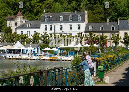 France, Oise, Picardie, Pierrefonds, lac de Pierrefonds avec terrasse et location de bateaux à pédales // France, Oise (60), Picardie, Pierrefonds, lac de P. Banque D'Images