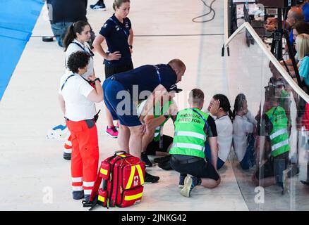 Munich, Allemagne. 12th août 2022. Cyclisme sur piste: Championnats d'Europe, hall d'exposition C1, sprint d'équipe, femmes, la Britannique Sophie Capewell est assise sur la piste après une chute et est assisté à. Crédit : Soeren Stache/dpa/Alay Live News Banque D'Images