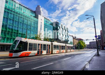 Tramway moderne de Tallinn dans sa nouvelle partie de bâtiments en verre. Banque D'Images
