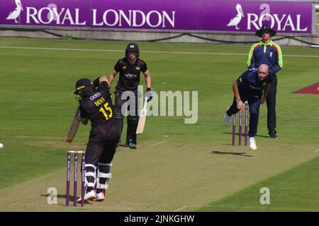 Chester le Street, Royaume-Uni. 12th août 2022. Chris Rushworth de Durham Cricket Bowling à Chris Dent de Gloucestershire CCC dans la Royal London One Day Cup à Seat unique Riverside. Crédit : Colin Edwards/Alay Live News Banque D'Images