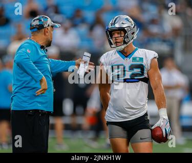 Charlotte, NC, USA : Matt Rhule, entraîneur-chef des Carolina Panthers, s’entretient avec Christian McCaffrey (22 ans) lors du Fan Fest au Bank of America Stadium, jeudi 11 août 2022, à Charlotte, NC. (Brian Villanueva/image du sport) Banque D'Images