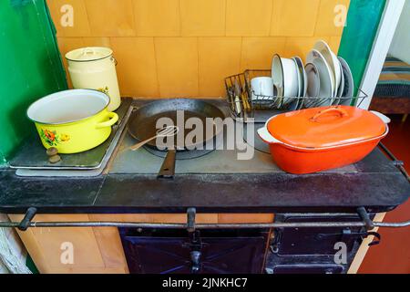 Très vieille cuisine en métal avec des casseroles et des casseroles d'époque révolue. Banque D'Images