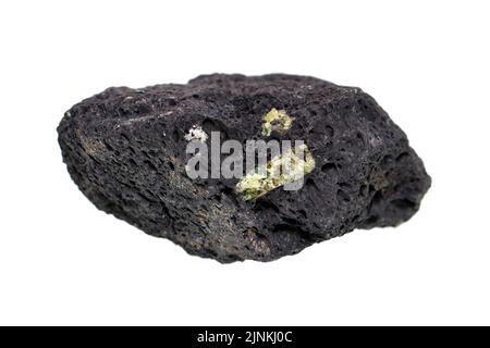 Roche ignée volcanique de Scoria avec cristal de pierre précieuse d'olivine/péridot sur fond blanc Banque D'Images