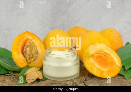 Crème hydratante pour la peau et abricots frais. Concept de soins de la peau. Hydratant à l'abricot Banque D'Images