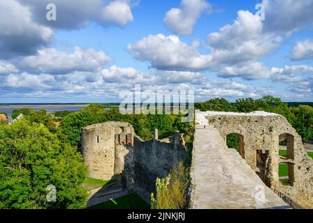 Château médiéval et ses murs dans le ciel bleu jour avec de nombreux nuages. Haapsalu Estonie. Banque D'Images