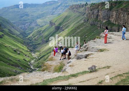Dagestan, Russie - 21 juillet, 2022: Les gens au bord du canyon de Khunzakh dans la République du Dagestan, Russie. Paysage magnifique du Caucase Mo Banque D'Images