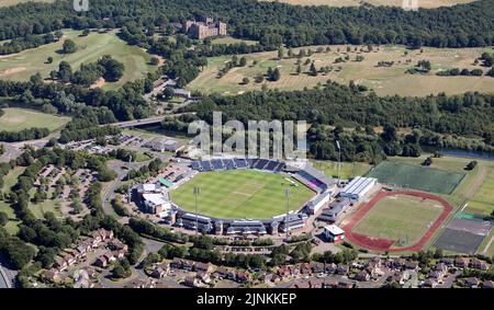 Vue aérienne du Durham County Cricket Club's Seat terrain de cricket unique au Riverside Cricket Ground, comté de Durham, avec le château de Lumley en arrière-plan Banque D'Images