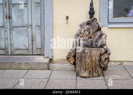 Siège en bois à côté d'une vieille porte et d'une maison médiévale. Banque D'Images