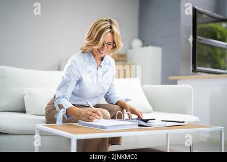 Senior faire des finances Paperwork pour la retraite. Facture femme aînée Banque D'Images
