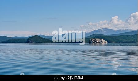 Baie Chivyrkuisky du lac Baikal. White Stone Island, Belyy Kamen. Parc national de Zabaikalsky, Russie Banque D'Images