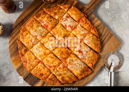 Pizza au fromage coupé maison de style taverne prête à manger Banque D'Images