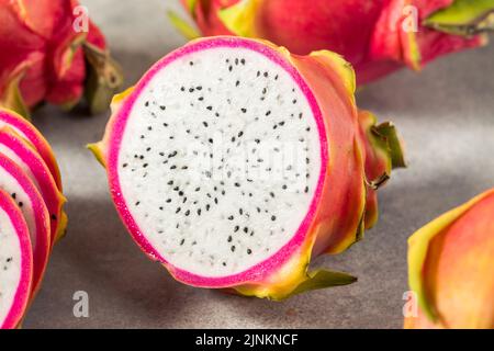 Pitaya, fruit de la dragoniculture thaï biologique sain, coupé en tranches Banque D'Images