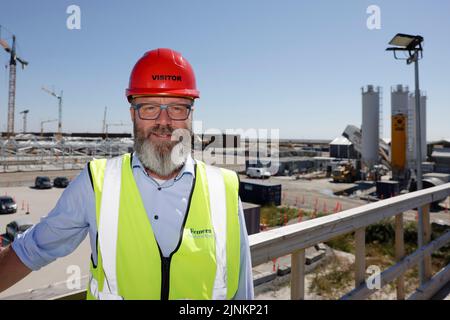 Rodby, Danemark. 12th août 2022. Claus Ruhe Madsen (non-parti), ministre des Transports du Schleswig-Holstein, se tient sur le chantier du tunnel de la ceinture de Fehmarn et regarde dans la caméra. La liaison de transport de 17,6 kilomètres de long entre l'Allemagne et le Danemark devrait être achevée d'ici 2029. Credit: Frank Molter/dpa/Alay Live News Banque D'Images