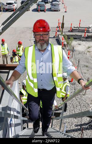 Rodby, Danemark. 12th août 2022. Claus Ruhe Madsen (non-parti), ministre des Transports du Schleswig-Holstein, se promène sur le chantier de construction du tunnel de la ceinture de Fehmarn. La liaison de transport de 17,6 kilomètres entre l'Allemagne et le Danemark devrait être achevée d'ici 2029. Credit: Frank Molter/dpa/Alay Live News Banque D'Images