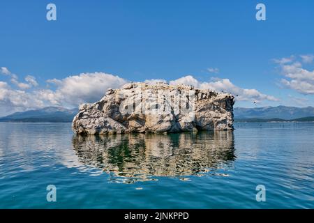 White Stone Island, Belyy Kamen. Baie Chivyrkuisky du lac Baikal. Parc national de Zabaikalsky, Russie Banque D'Images