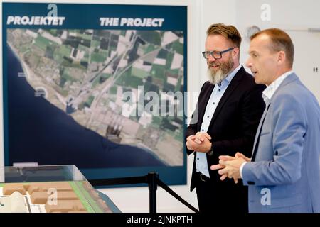 Rodby, Danemark. 12th août 2022. Claus Ruhe Madsen (l, indépendant), ministre des transports du Schleswig-Holstein, et Henrik Vincentsen, PDG de Femern A/S, parlent devant un modèle du tunnel de la ceinture de Fehmarn. La liaison de transport de 17,6 kilomètres entre l'Allemagne et le Danemark devrait être achevée d'ici 2029. Credit: Frank Molter/dpa/Alay Live News Banque D'Images