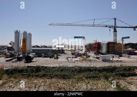 Rodby, Danemark. 12th août 2022. L'équipement de travail se trouve sur un chantier de construction du tunnel de Fehmarnbelt. La liaison de transport de 17,6 kilomètres de long entre l'Allemagne et le Danemark devrait être achevée d'ici 2029. Le ministre des Transports du Schleswig-Holstein, Madsen, a visité aujourd'hui le chantier de construction au Danemark. Credit: Frank Molter/dpa/Alay Live News Banque D'Images