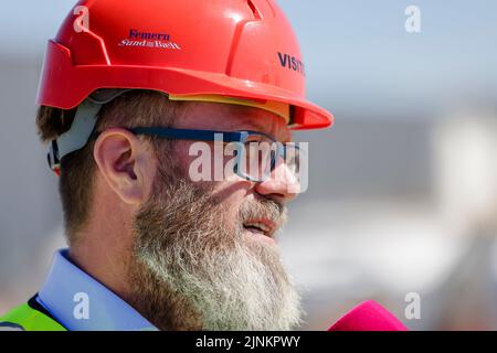 Rodby, Danemark. 12th août 2022. Claus Ruhe Madsen (non-parti), ministre des Transports du Schleswig-Holstein, parle lors d'une interview au chantier de construction du tunnel de la ceinture de Fehmarn. La liaison de transport de 17,6 kilomètres entre l'Allemagne et le Danemark devrait être achevée d'ici 2029. Credit: Frank Molter/dpa/Alay Live News Banque D'Images