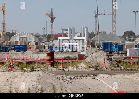 Rodby, Danemark. 12th août 2022. L'équipement de travail se trouve sur un chantier de construction du tunnel de Fehmarnbelt. La liaison de transport de 17,6 kilomètres de long entre l'Allemagne et le Danemark devrait être achevée d'ici 2029. Le ministre des Transports du Schleswig-Holstein, Madsen, a visité aujourd'hui le chantier de construction au Danemark. Credit: Frank Molter/dpa/Alay Live News Banque D'Images