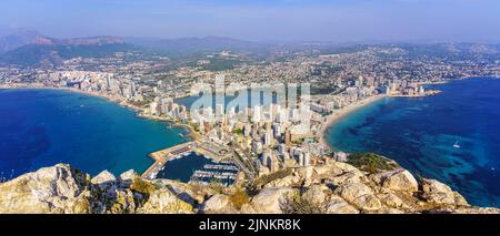 Vue aérienne de la station balnéaire avec ses plages et ses bâtiments bondés. Calpe Alicante. Banque D'Images