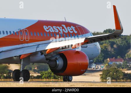 EasyJet Airbus A320 enregistrement G-UZHD taxi sur 11 août 2022 à l'aéroport de Londres Luton, Bedfordshire, Royaume-Uni Banque D'Images