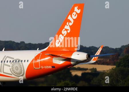 EasyJet Airbus A320 enregistrement G-UZHD taxi sur 11 août 2022 à l'aéroport de Londres Luton, Bedfordshire, Royaume-Uni Banque D'Images