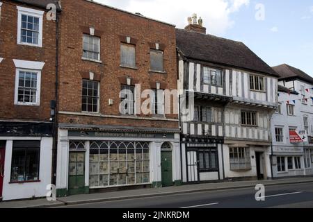 Contraste entre les façades mixtes de la moitié médiévale et les bâtiments en briques plus récents de Tewkesbury High Street au Royaume-Uni Banque D'Images