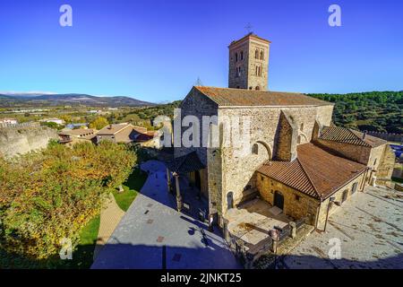Église médiévale en pierre avec son grand clocher. Buitrago Lozoya Madrid. Banque D'Images