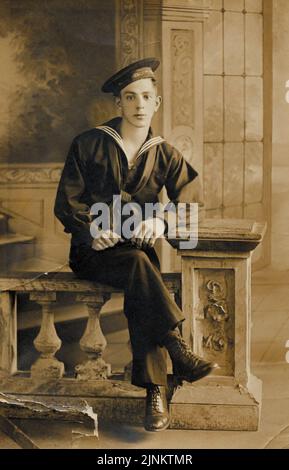 Photographie studio vintage de jeune marin en uniforme naval vers 19th siècle Banque D'Images