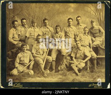 Un studio de photographie Vintage Pach Brothers de l'équipe de baseball de Yale en uniforme vers 1895 Banque D'Images