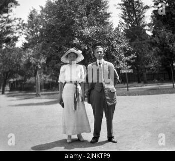 Photo classique noir et blanc de couple debout à l'extérieur dans la rue vers 1908 Banque D'Images