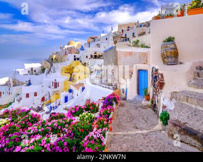 Architecture classique avec vue sur la Caldera, maisons construites sur la colline autour du cratère de Caldera avec vue sur la mer d'Augean, Santorini, Oia, Grèce, Europe A Banque D'Images